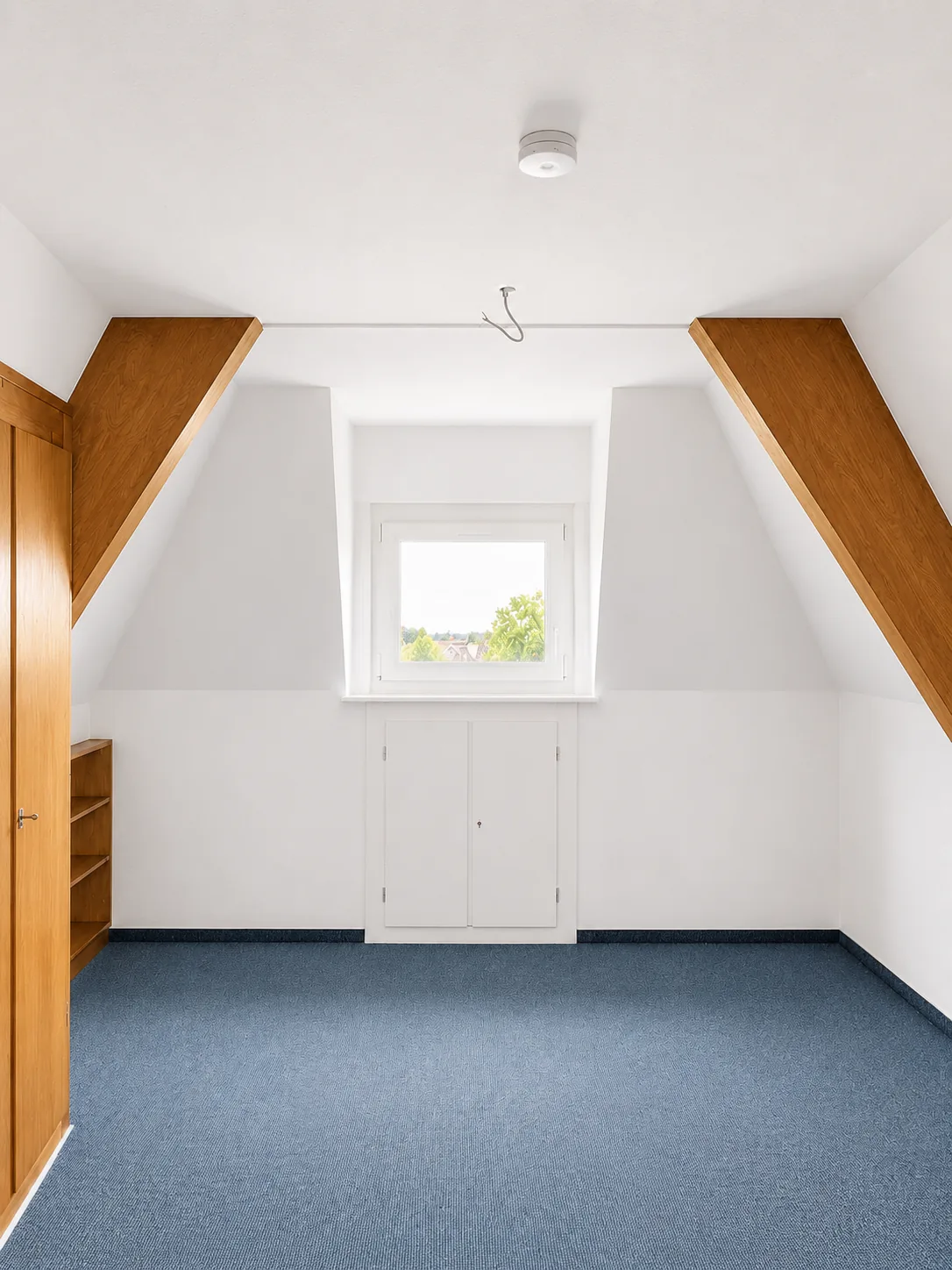 Großes Dachzimmer